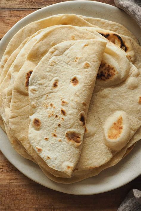 Tortillas de harina finas y doradas en una sartén