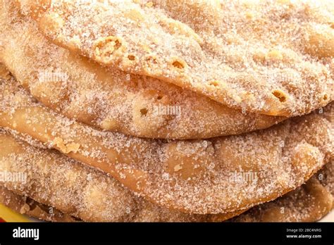 Buñuelos de tortilla de trigo espolvoreados con azúcar y canela