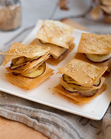 Milhojas de pasta filo con berenjena y hummus