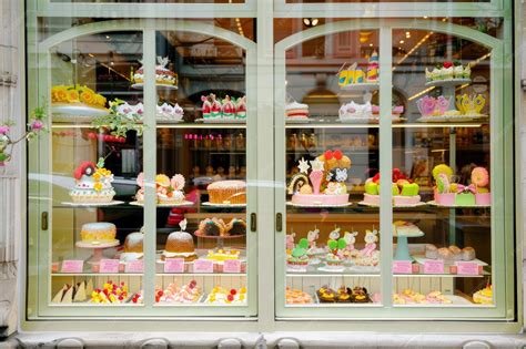 Fachada de una pastelería con escaparate lleno de dulces