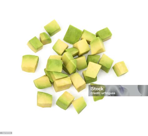 Aguacate cortado en cubos para ceviche