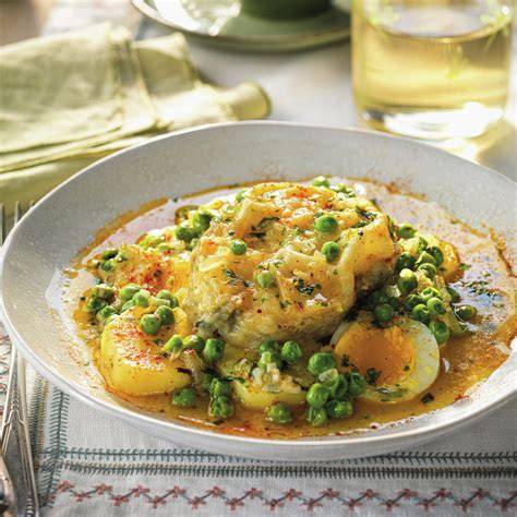 Plato de cazón guisado con patatas y guisantes