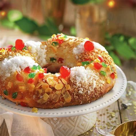 Roscón de Reyes decorado con frutas escarchadas y azúcar