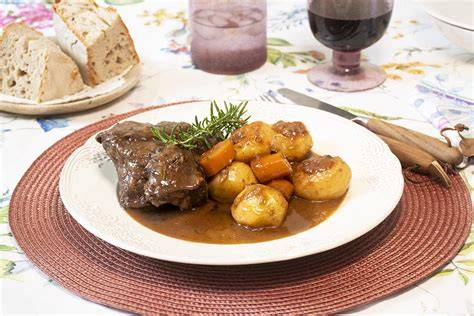 Plato servido de carrilleras de ternera guisadas con patatas