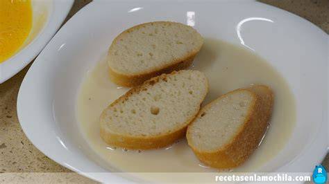 Pan mojado en huevo y leche