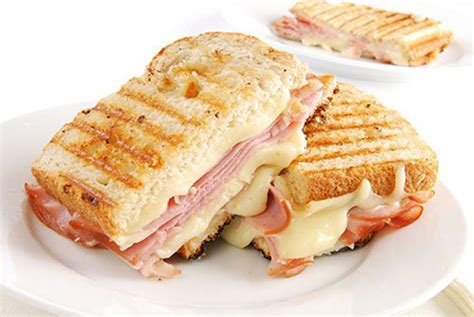Sándwich de jamón y queso en sartén