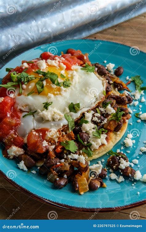 Plato de huevos rancheros servido en tostada