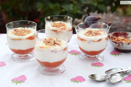 Vasitos de postre con yogur griego, queso y mermelada de higos