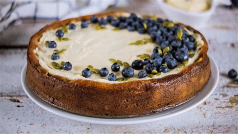 Tarta de yogur griego sin azúcar con base de moras