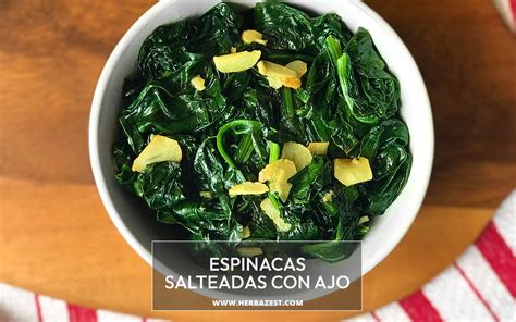 salteando espinacas con ajo