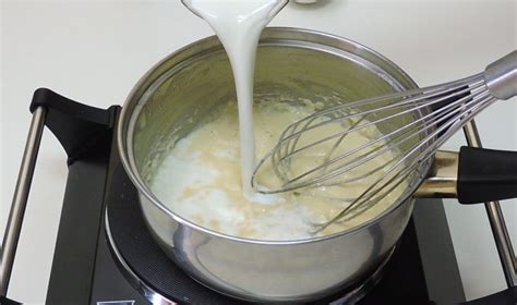 preparando salsa bechamel