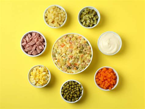 Proceso de corte de ingredientes para ensaladilla