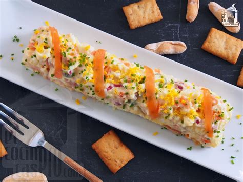 Ensaladilla de salmón ahumado decorada con salmón y cebollino
