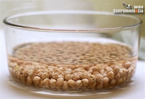 Frijoles en remojo en un bol con agua