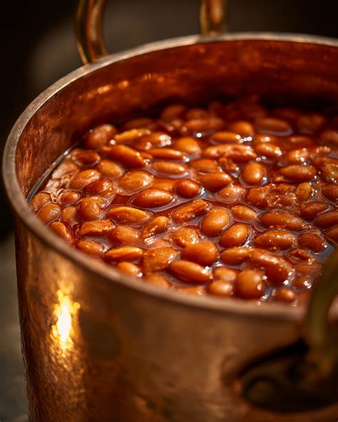 Olla con frijoles cociéndose a fuego lento