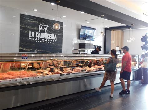 Interior de la carnicería El As de las Carnes con ambiente moderno y música