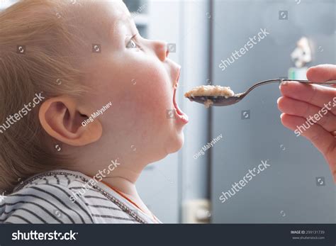 Ilustración de un bebé feliz comiendo papilla de cereales.
