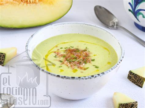 Ingredientes frescos para gazpacho de melón y pepino