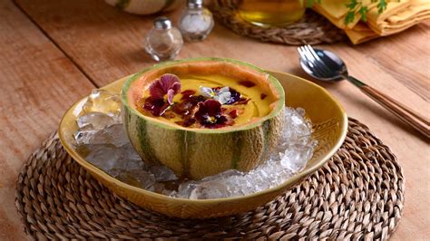 Gazpacho de melón y pepino servido en cuencos