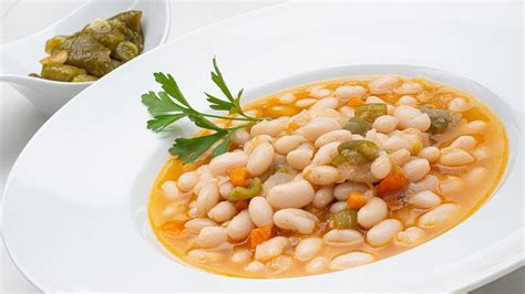 Plato de alubias blancas con guindillas