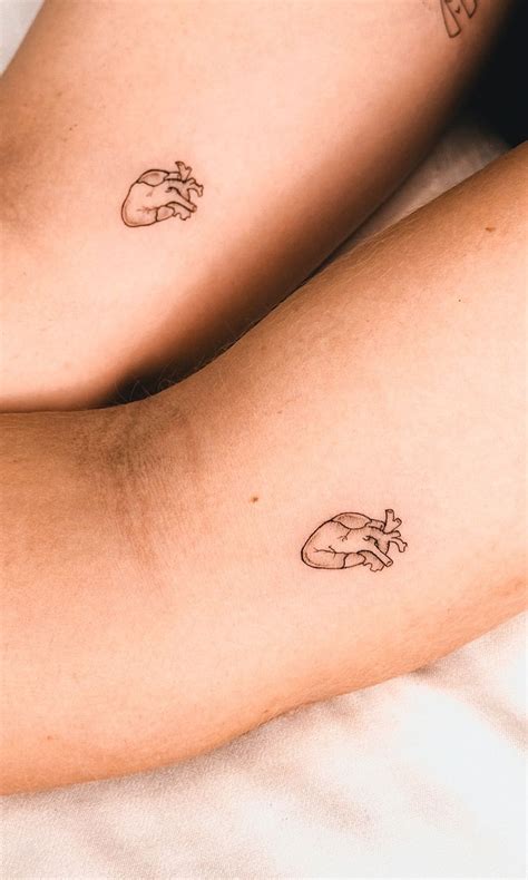 Pareja tatuándose juntos en un estudio de tatuajes