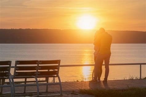 Pareja abrazándose al amanecer