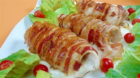 Enrollando un rollo de pollo con bacon