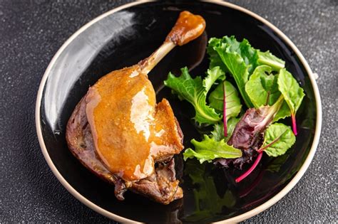 Fotografía de un plato de muslo de pato confitado
