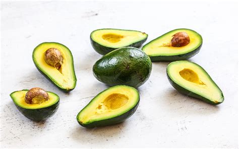 Aguacates cortados por la mitad, listos para rellenar