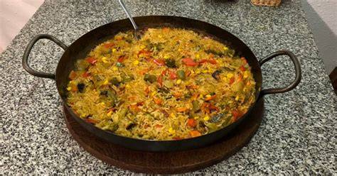 Arroz cocinándose en paellera