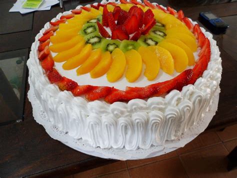 Decoración de tarta con nata montada y frutas