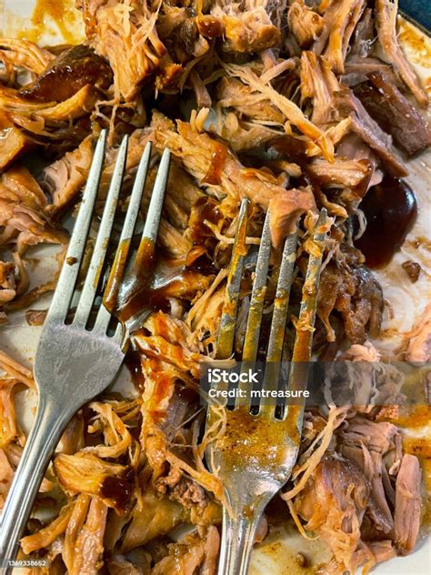 Carne de cerdo desmenuzada mezclada con salsa barbacoa