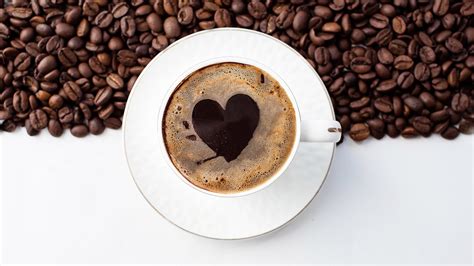 Tacita de café expreso junto a claras de huevo