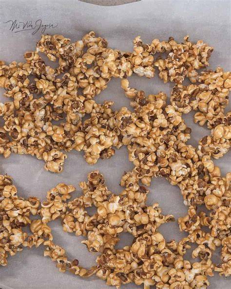 Palomitas dulces cubiertas de caramelo en una bandeja para hornear