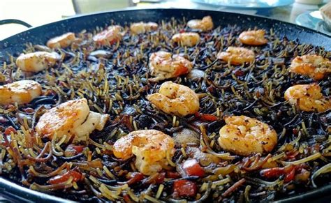 Fideuá Negra servida con alioli