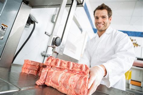 Carnicero picando carne fresca