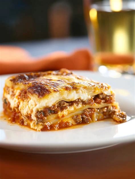 Lasaña a la boloñesa recién horneada