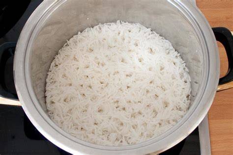 Arroz basmati cocido y enfriándose