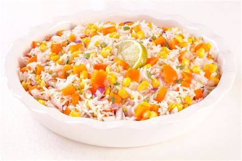 Plato terminado de ensalada de arroz basmati