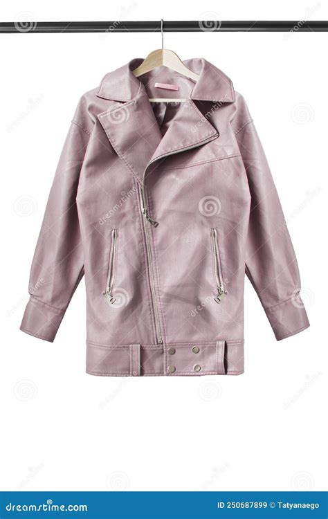 Percha con chaqueta de cuero al aire libre