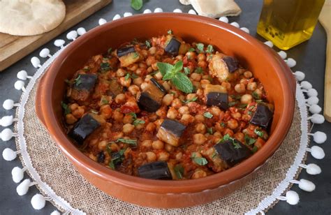 Ingredientes frescos para la receta de berenjenas y garbanzos