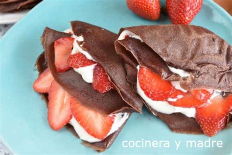 Crepes de chocolate servidos con nata montada y fresas