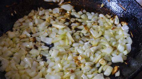 Preparación de sofrito de cebolla y ajo