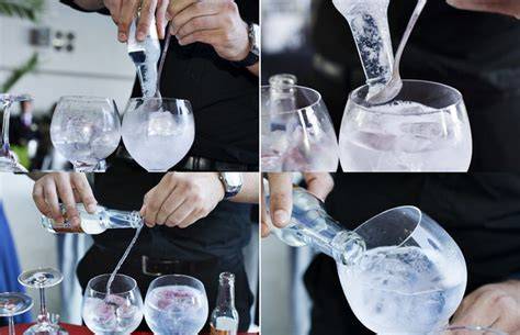 Proceso de preparación de un Gin Tonic con pimienta rosa