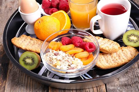 Imagen de un desayuno saludable con pan de espelta