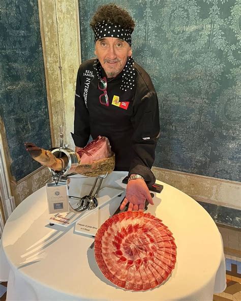 Florencio Sanchidrián cortando jamón