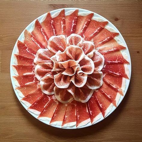 Un plato de jamón ibérico cortado finamente