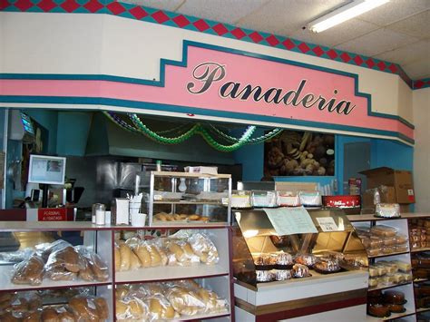Fachada de la Panadería Paco en Puerto Serrano