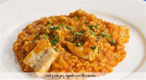 Ingredientes frescos para arroz con pez espada