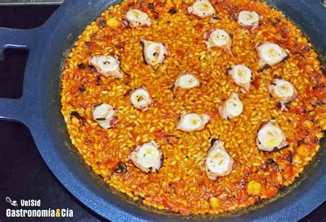 Arroz cocinándose en paellera